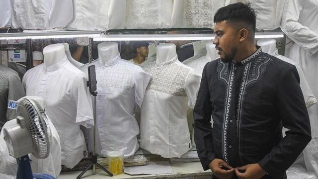 Pedagang menawarkan pakaian-pakaian secara daring melalui media sosial Tiktok di Pasar Tanah Abang, Jakarta, Selasa (26/9/2023). 