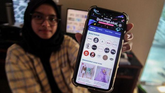 Warga menunjukkan tampilan gawai saat berbelanja secara daring di salah satu situs belanja media sosial di Bogor, Jawa Barat, Kamis (21/9/2023). 