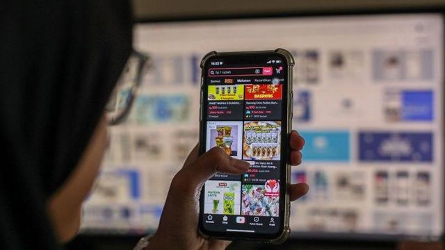 Warga menggunakan gawai untuk berbelanja secara daring di salah satu situs belanja media sosial di Bogor, Jawa Barat, Kamis (21/9/2023).